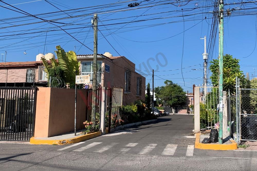 CASA DE 2 NIVELES, 4 RECAMARAS, HABILITADA PARA RENTA DE CUARTOS, INQUILINOS ACTIVOS, CERRITO COLORADO