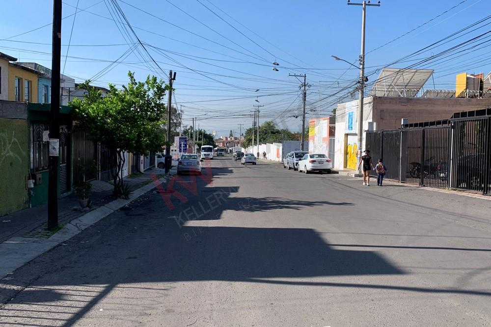 CASA DE 2 NIVELES, 4 RECAMARAS, HABILITADA PARA RENTA DE CUARTOS, INQUILINOS ACTIVOS, CERRITO COLORADO