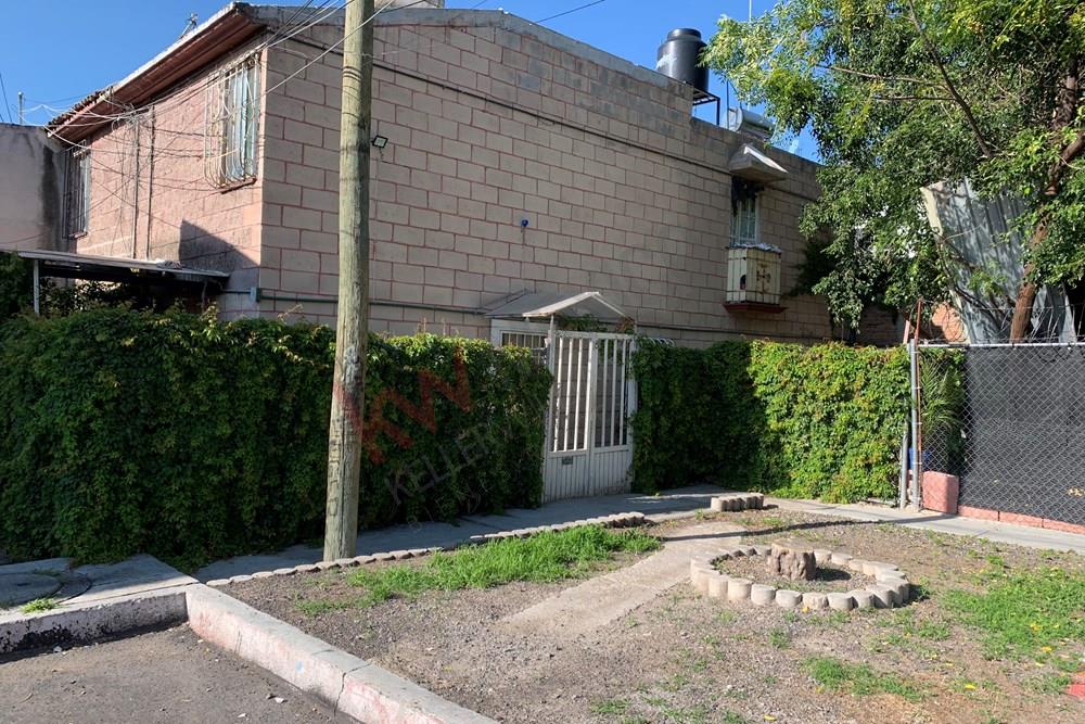 CASA DE 2 NIVELES, 4 RECAMARAS, HABILITADA PARA RENTA DE CUARTOS, INQUILINOS ACTIVOS, CERRITO COLORADO