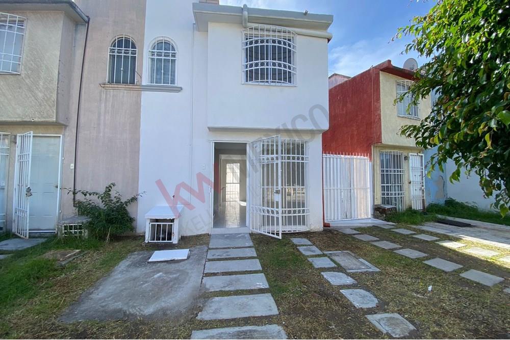 Casa en fraccionamiento con terreno excedente  y 2 estacionamientos; a un costado de la universidad  UVM
