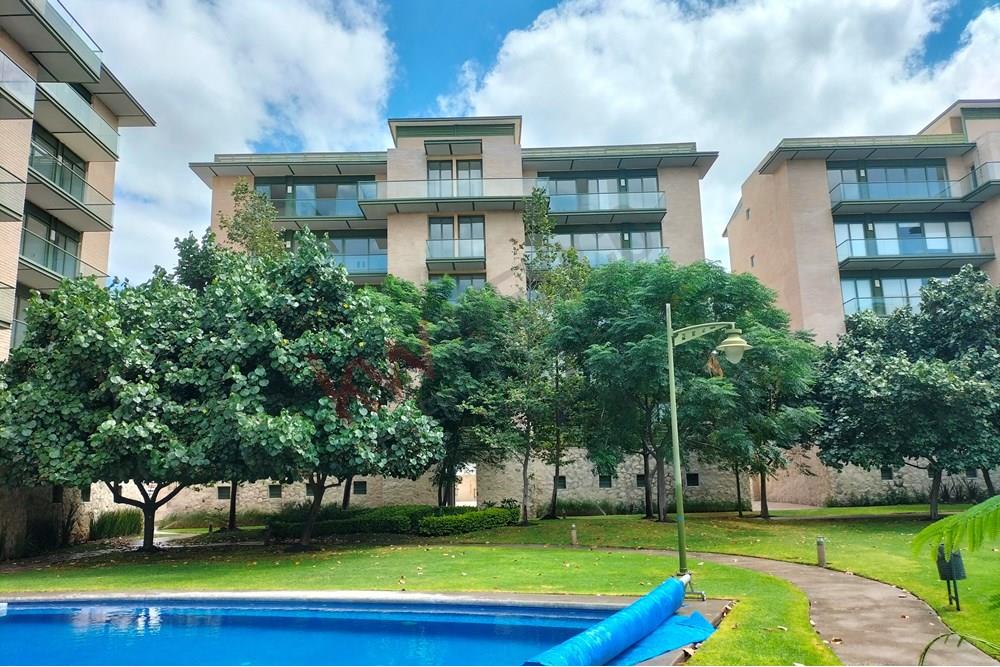 Disfruta de la espectacular vista a los jardines, desayunando o leyendo tu libro favorito en la amplia terraza de este magnífico departamento totalmente amueblado, en donde todos los espacios son muy amplios