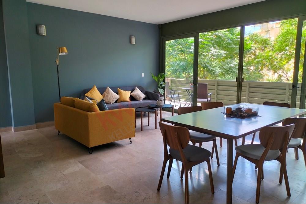 Disfruta de la espectacular vista a los jardines, desayunando o leyendo tu libro favorito en la amplia terraza de este magnífico departamento totalmente amueblado, en donde todos los espacios son muy amplios