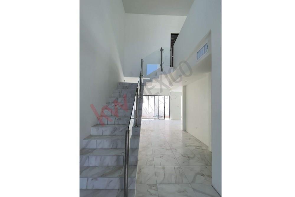 CASA EN VENTA EN NUEVO FRACCIONAMIENTO- CERCA DE AV EJERCITO NACIONAL