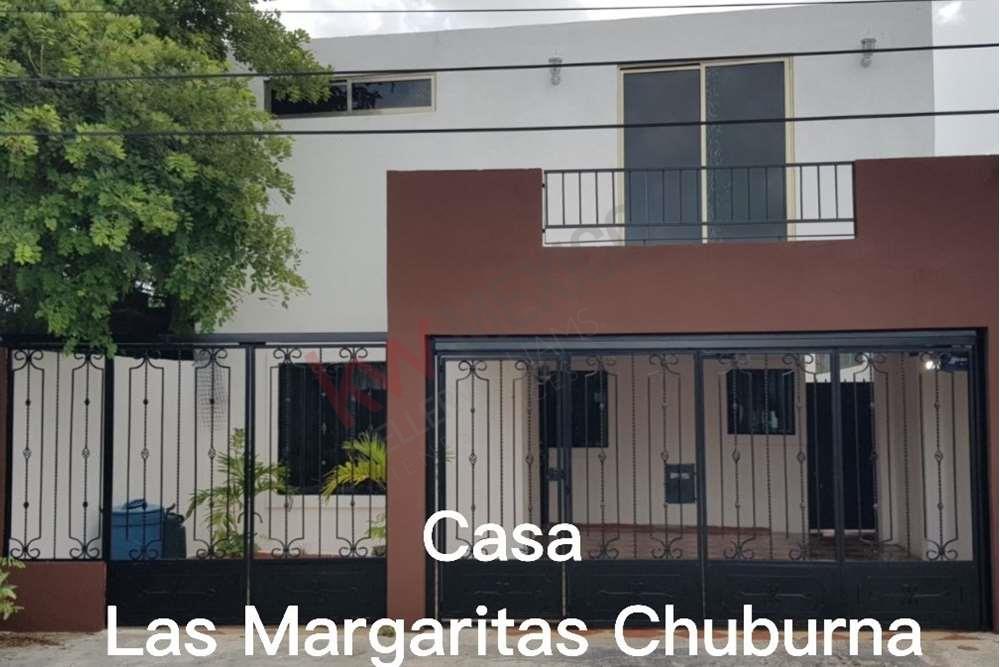 Casa amplia de 5 recamaras al norte de Merida en Chuburna con local comercial y acceso por 2 calles.