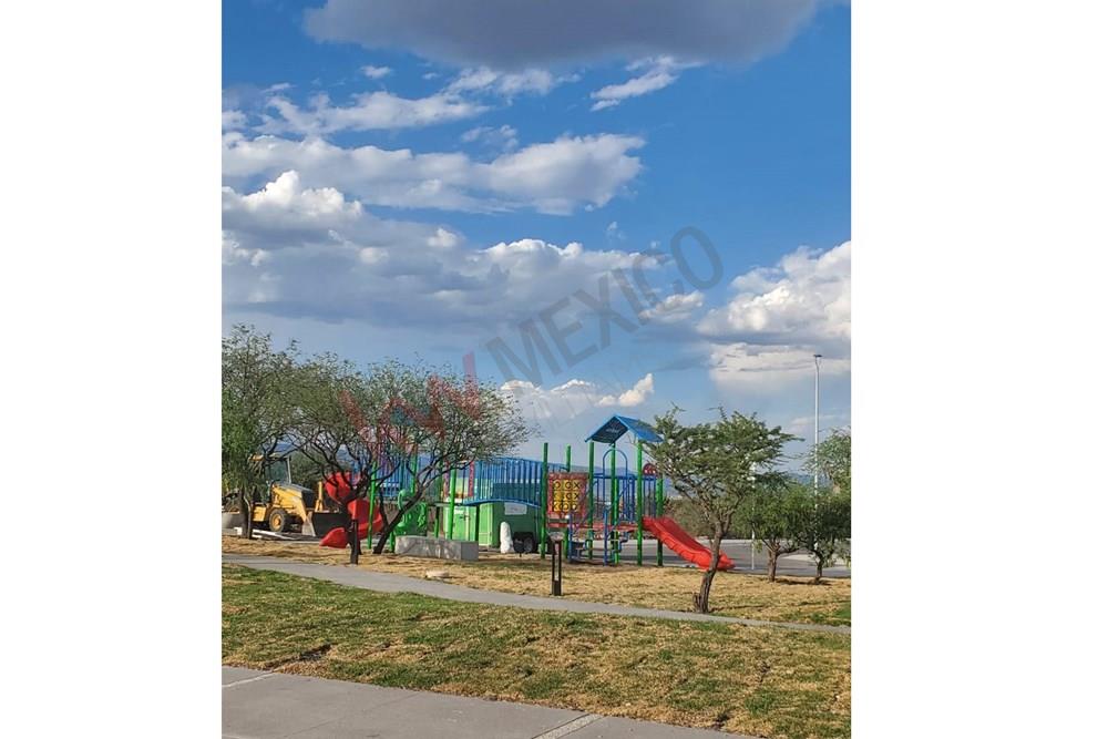 TERRENO EN VENTA EN FRACCIONAMIENTO AMATISTA ZIBATA, COMUNIDAD  PLANEADA CON CAMPO DE GOLF