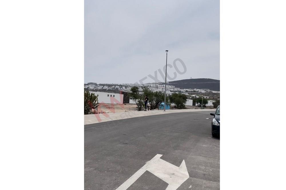 TERRENO EN VENTA EN FRACCIONAMIENTO AMATISTA ZIBATA, COMUNIDAD  PLANEADA CON CAMPO DE GOLF
