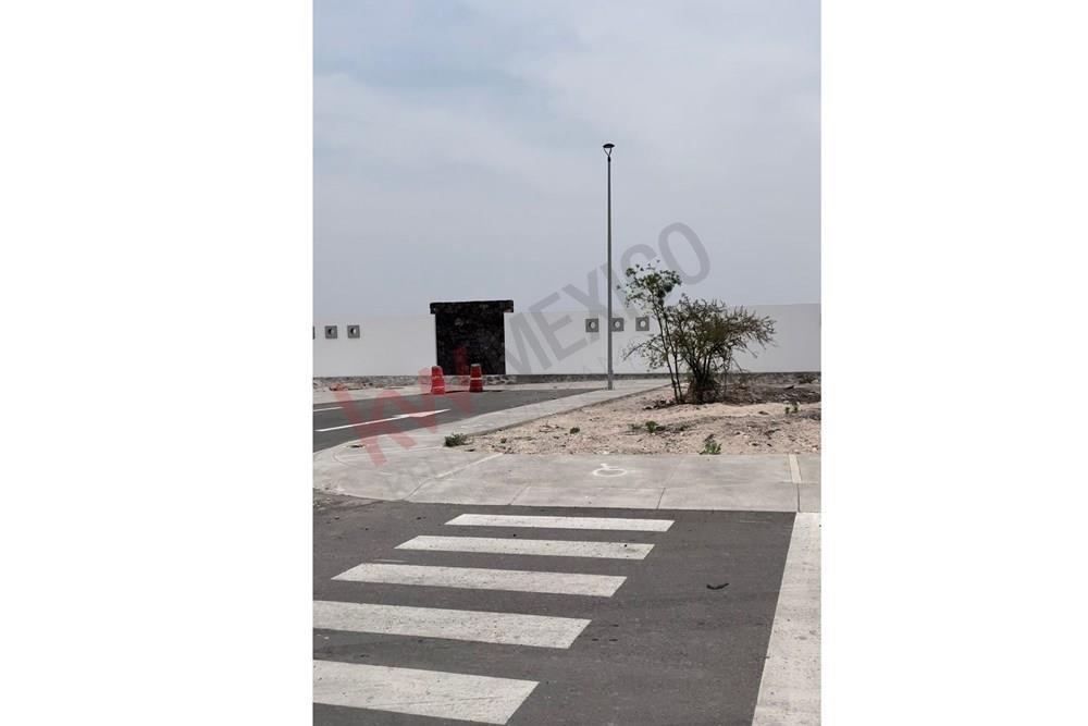 TERRENO EN VENTA EN FRACCIONAMIENTO AMATISTA ZIBATA, COMUNIDAD  PLANEADA CON CAMPO DE GOLF