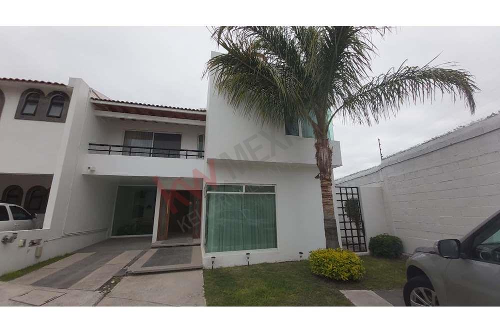 Excelente propiedad en venta dentro de Claustros de Santiago, ubicado