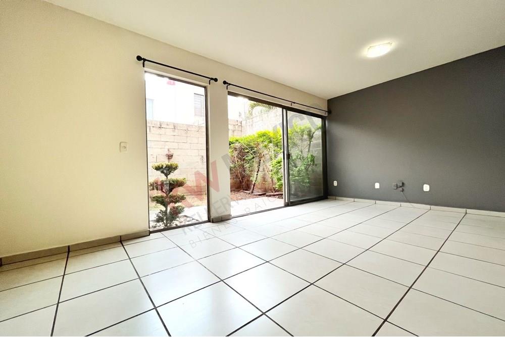 Renta esta casa y disfruta la variedad de parques que ofrece Las Terrazas Residencial.