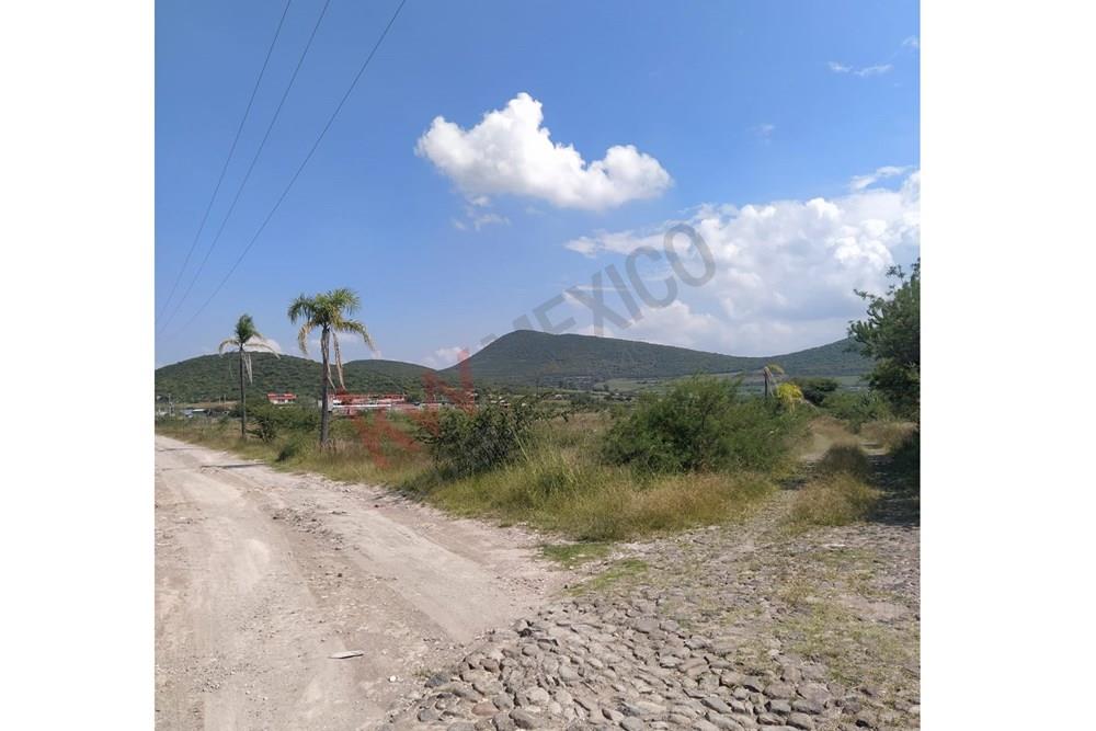 Venta de terreno rústico de 4,660 m2.  Ubicado en Boulevard Panamericano, Corregidora - Huimilpan.