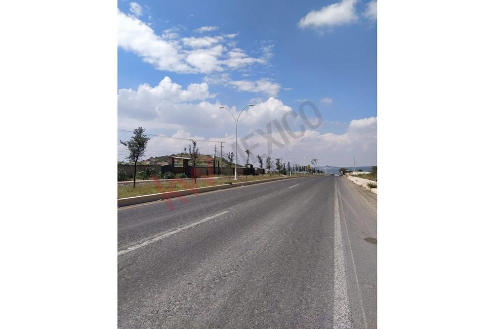 Venta de terreno rústico de 4,660 m2.  Ubicado en Boulevard Panamericano, Corregidora - Huimilpan.