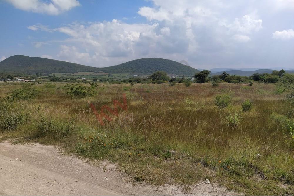 Venta de terreno rústico de 4,660 m2.  Ubicado en Boulevard Panamericano, Corregidora - Huimilpan.