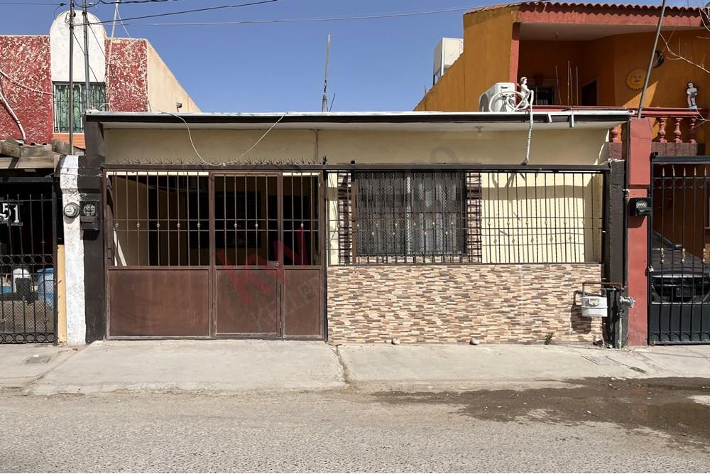 BONITA CASA EN VENTA DE UNA PLANTA, FRENTE A PARQUE EN HORIZONTES DEL SUR!!