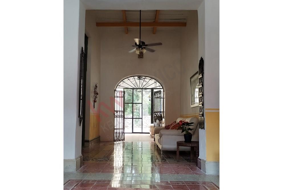 RENTA DE CASA COLONIAL REMODELADA CERCA PARQUE DE SANTIAGO