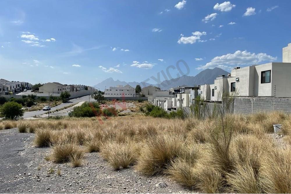 Terreno en Venta en Equina sobre Avenida en Cumbres Platinum