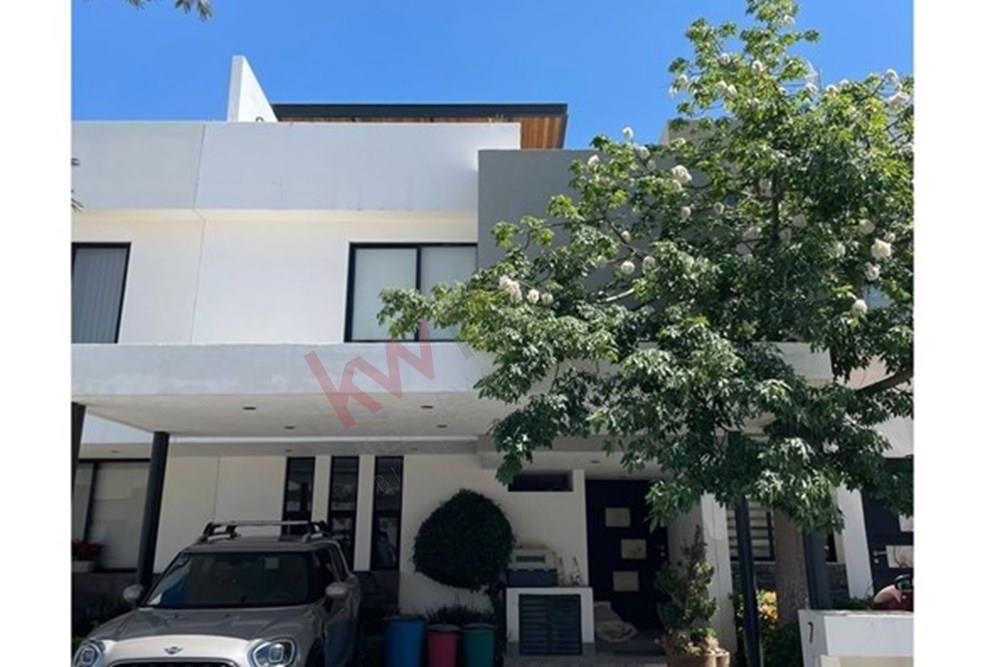 CASA EN RENTA EN PRIVADA MURATA, A UNOS METROS DEL EJE 118, VILLA DE POZOS