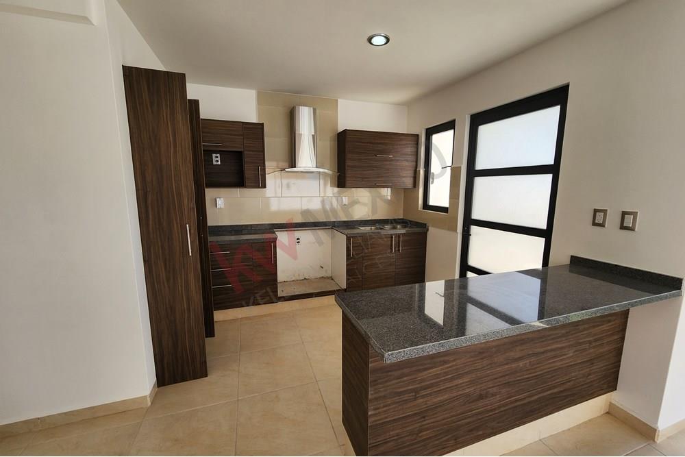 En venta casa nueva con jardín en L, El Condado, Corregidora, Querétaro.