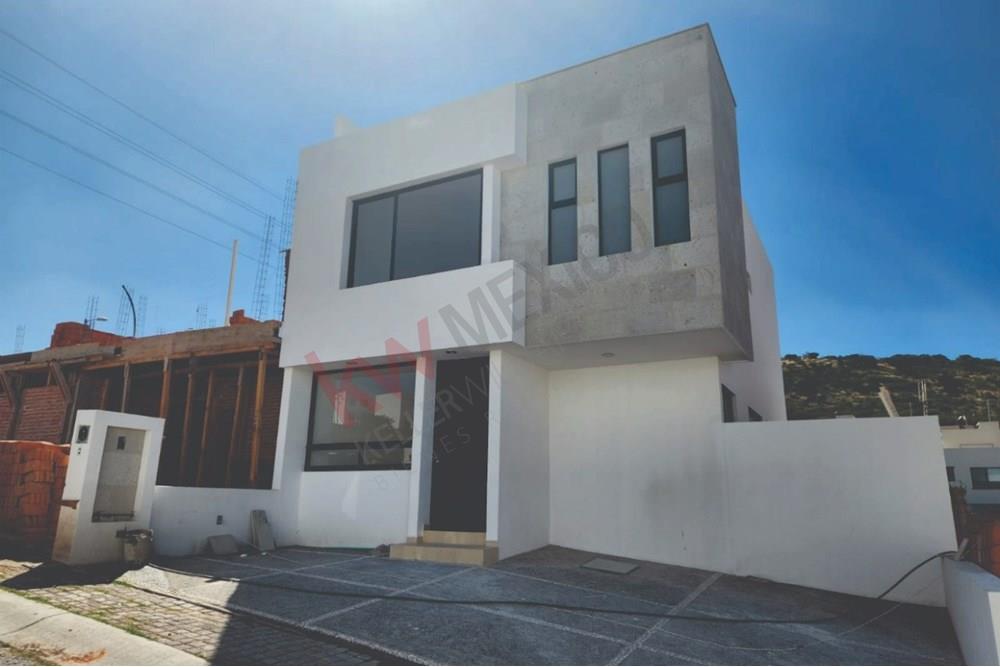 En venta casa nueva con jardín en L, El Condado, Corregidora, Querétaro.