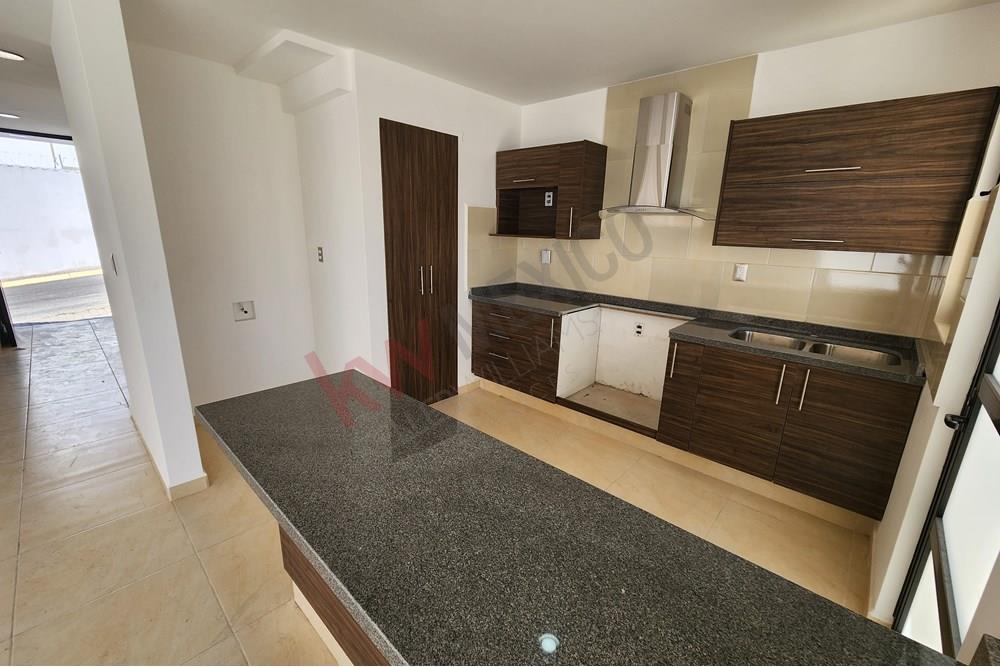 En venta casa nueva con jardín en L, El Condado, Corregidora, Querétaro.