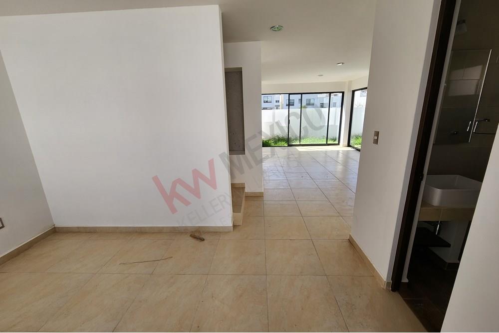 En venta casa nueva con jardín en L, El Condado, Corregidora, Querétaro.