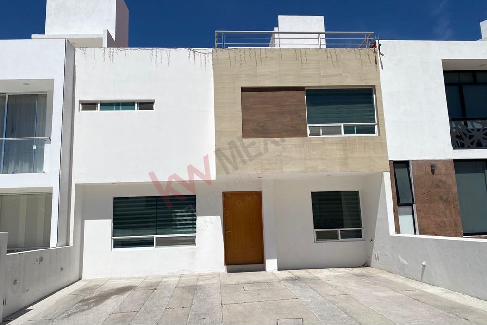 CASA EN MILENIO III  CON ROOF EN PRIVADA CON ALBERCA Y SEGURIDAD