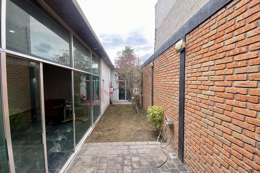 ACOGEDORA CASA DE UNA PLANTA CON ACABADOS INDUSTRIALES EN RENTA, VILLAS DEL CIMATARIO, QRO.