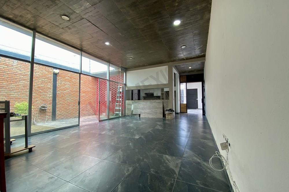 ACOGEDORA CASA DE UNA PLANTA CON ACABADOS INDUSTRIALES EN RENTA, VILLAS DEL CIMATARIO, QRO.