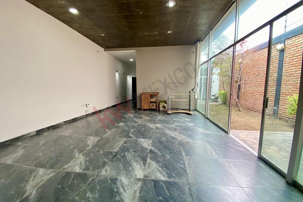 ACOGEDORA CASA DE UNA PLANTA CON ACABADOS INDUSTRIALES EN RENTA, VILLAS DEL CIMATARIO, QRO.