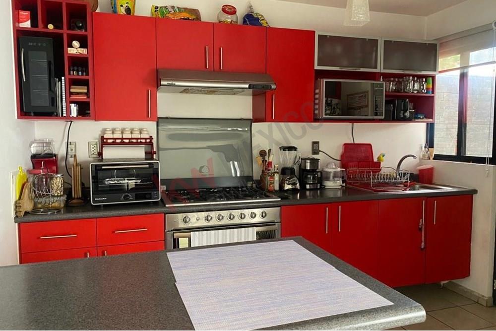 Casa en Venta en esquina en el Fraccionamiento Sonterra con sala de T.V. o estudio en planta baja