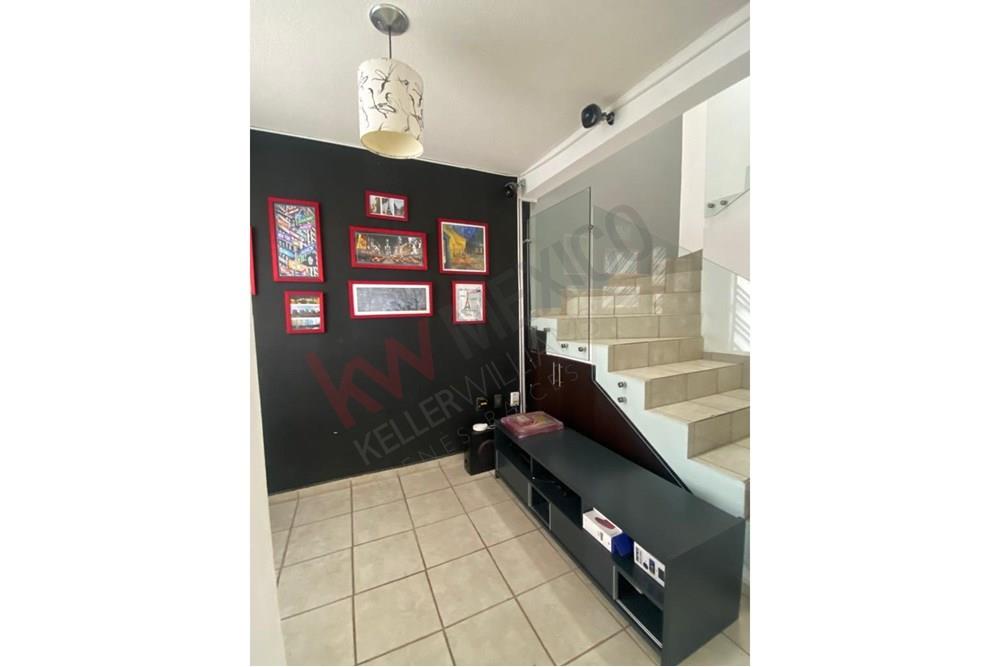 Casa en Venta en esquina en el Fraccionamiento Sonterra con sala de T.V. o estudio en planta baja