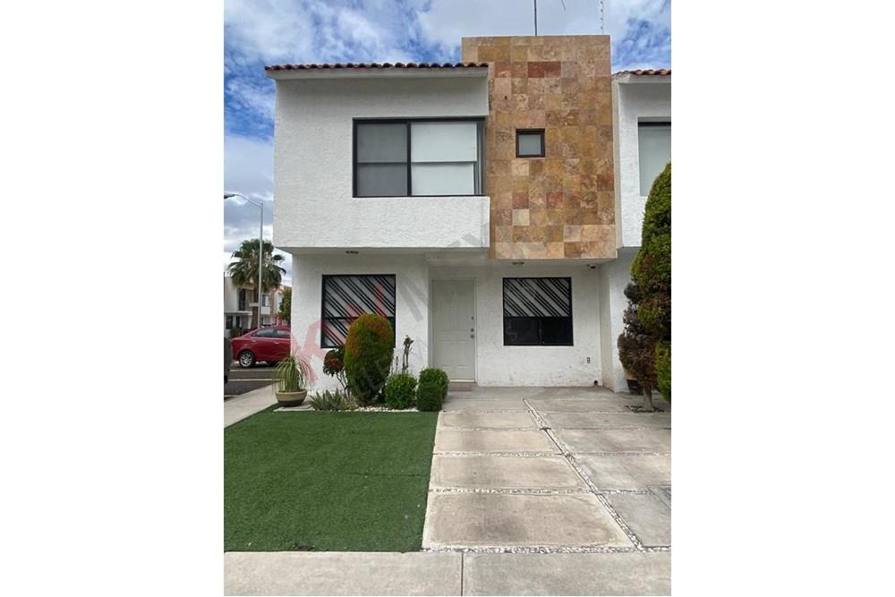 Casa en Venta en esquina en el Fraccionamiento Sonterra con sala de T.V. o estudio en planta baja