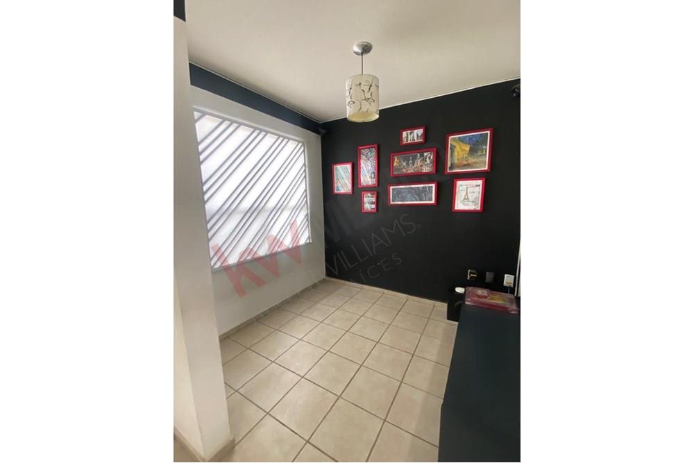 Casa en Venta en esquina en el Fraccionamiento Sonterra con sala de T.V. o estudio en planta baja