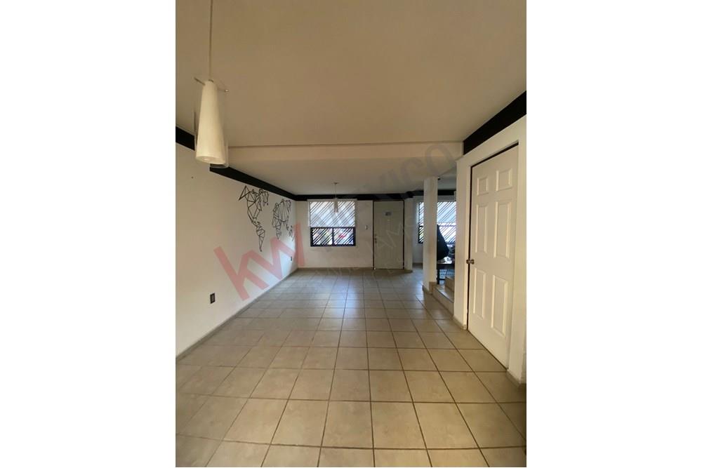 Casa en Venta en esquina en el Fraccionamiento Sonterra con sala de T.V. o estudio en planta baja