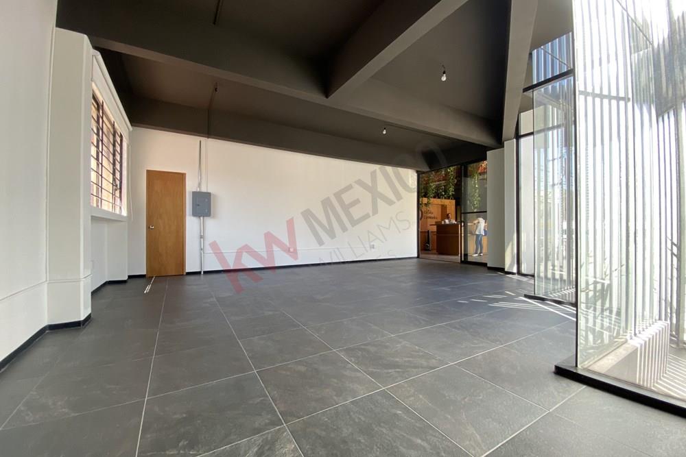 LOCAL COMERCIAL EN RENTA! CÉNTRICA UBICACIÓN SOBRE TRANSITADA AVENIDA!