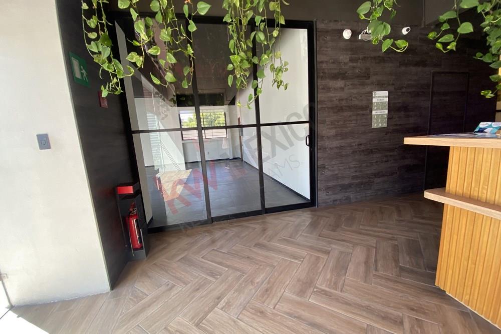 LOCAL COMERCIAL EN RENTA! CÉNTRICA UBICACIÓN SOBRE TRANSITADA AVENIDA!