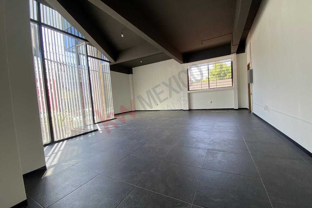 LOCAL COMERCIAL EN RENTA! CÉNTRICA UBICACIÓN SOBRE TRANSITADA AVENIDA!
