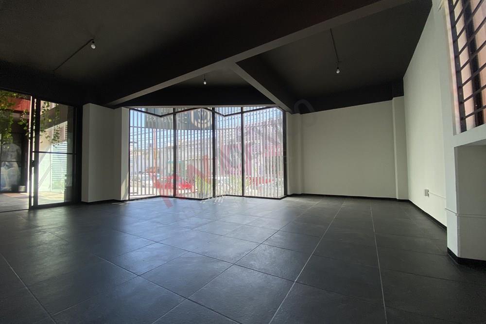 LOCAL COMERCIAL EN RENTA! CÉNTRICA UBICACIÓN SOBRE TRANSITADA AVENIDA!