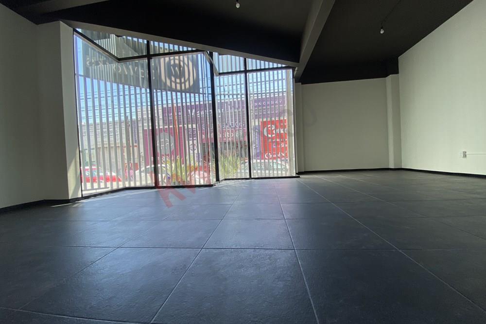 LOCAL COMERCIAL EN RENTA! CÉNTRICA UBICACIÓN SOBRE TRANSITADA AVENIDA!