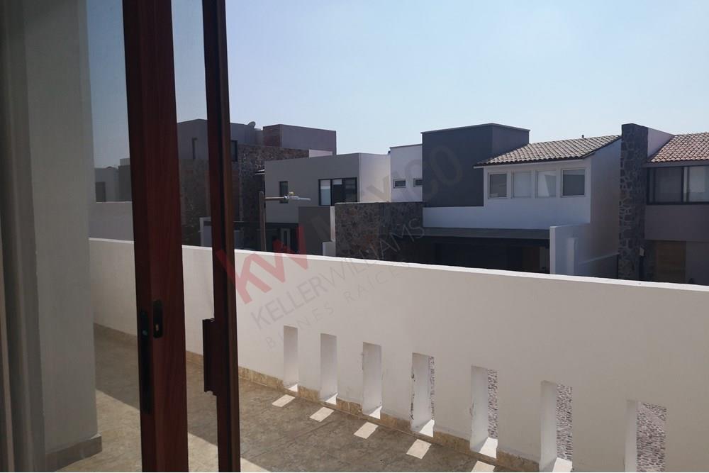 Casa en Venta en Querétaro, Jurica. Residencia en Privada de alta seguridad con ubicación privilegiada.