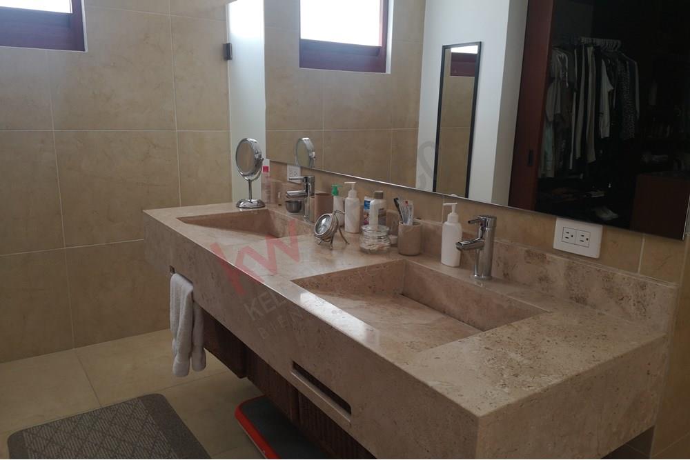 Casa en Venta en Querétaro, Jurica. Residencia en Privada de alta seguridad con ubicación privilegiada.