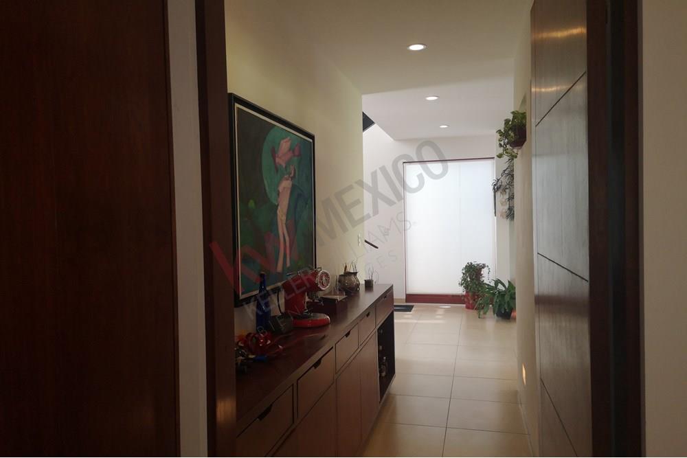 Casa en Venta en Querétaro, Jurica. Residencia en Privada de alta seguridad con ubicación privilegiada.