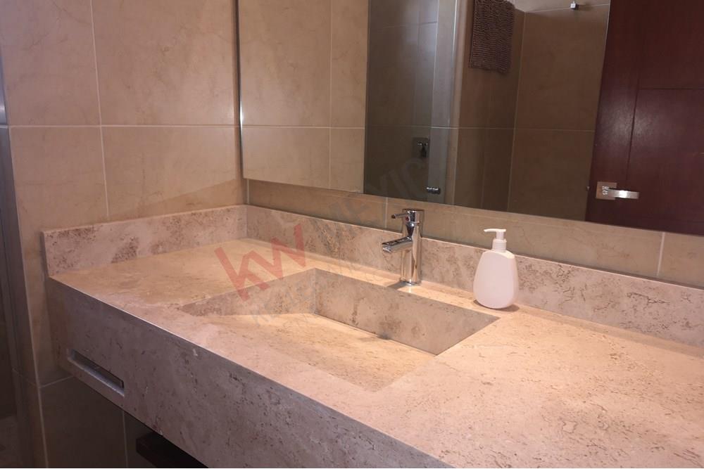 Casa en Venta en Querétaro, Jurica. Residencia en Privada de alta seguridad con ubicación privilegiada.