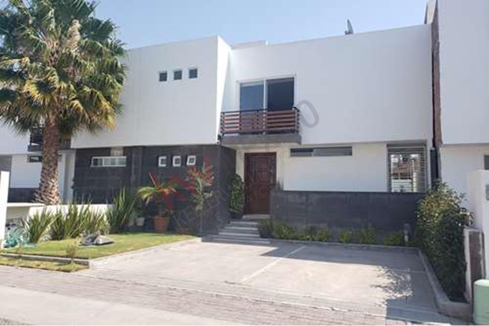 Casa en venta en El Refugio con amplio jardín y terraza, en Querétaro.