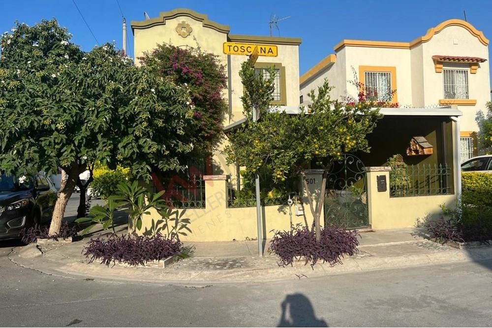 vive en Urbi Villa del Rey , Casa en Renta en Esquina con Recamara en Planta baja
