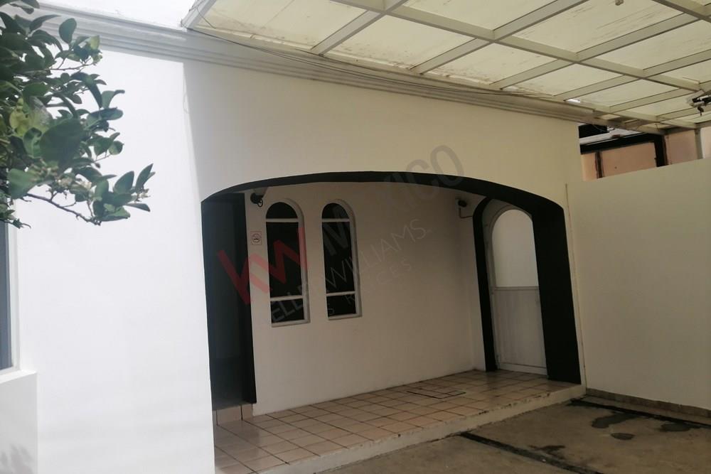 Céntrica casa para oficinas, con amplios espacios y en muy buenas condiciones, a una cuadra del Acueducto