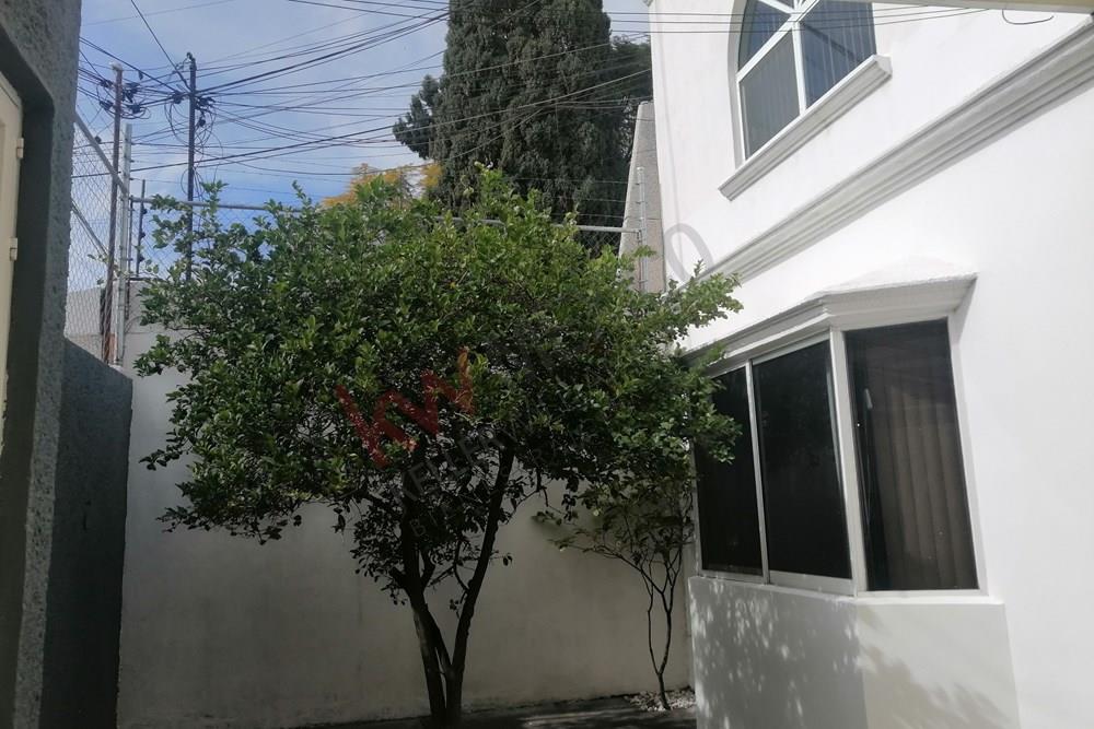 Céntrica casa para oficinas, con amplios espacios y en muy buenas condiciones, a una cuadra del Acueducto