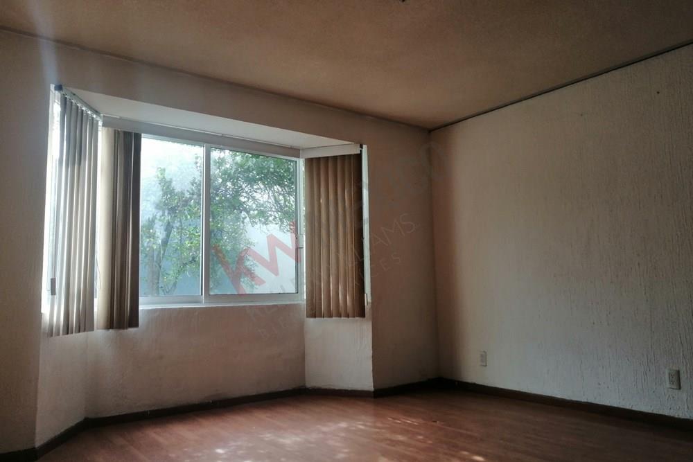 Céntrica casa para oficinas, con amplios espacios y en muy buenas condiciones, a una cuadra del Acueducto