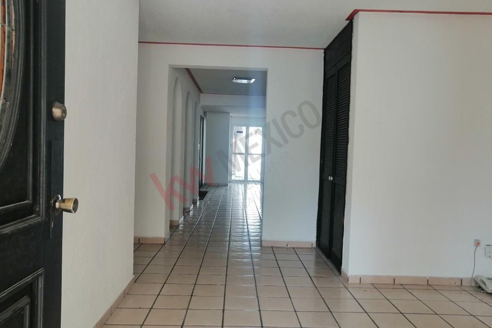 Céntrica casa para oficinas, con amplios espacios y en muy buenas condiciones, a una cuadra del Acueducto