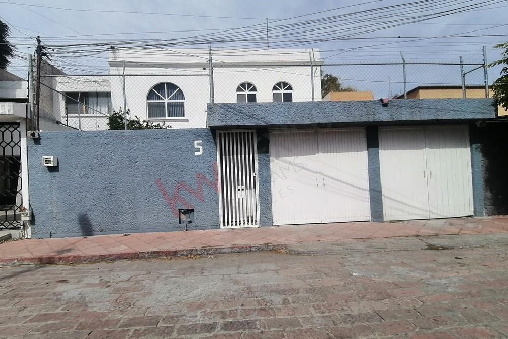 Céntrica casa para oficinas, con amplios espacios y en muy buenas condiciones, a una cuadra del Acueducto