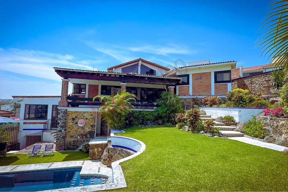 Casa en esquina con acceso a dos calles, alberca y vista panorámica en Las Brisas, Temixco, Morelos